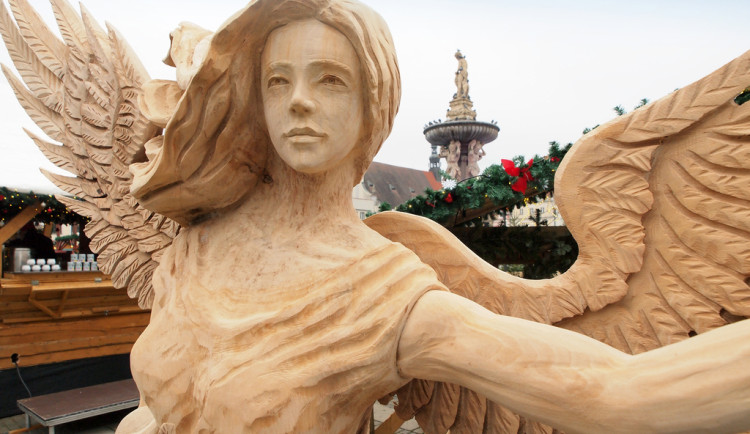 Dotkněte se Anděla: Českobudějovický advent odhalil sochu anděla hojnosti Ludmilu