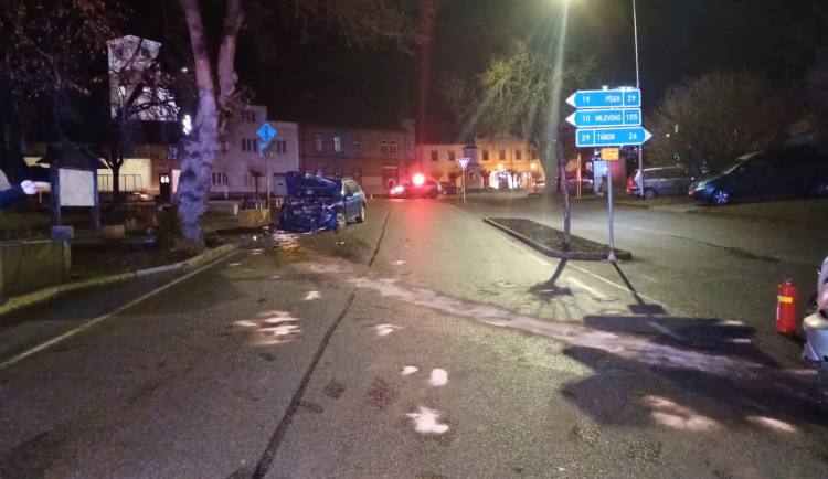Silně opilý řidič naboural v Bernarticích protijedoucí auto a zaparkovaný autobus. V autě vezl děti.
