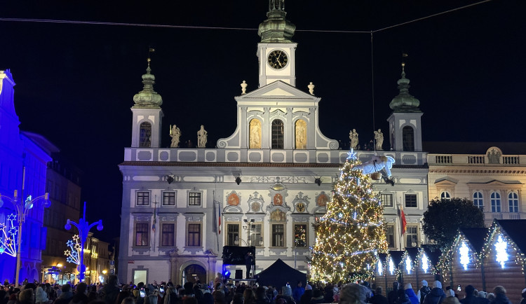 Na budějovickém náměstí opět přistál anděl, přinesl poselství o lásce a klidu