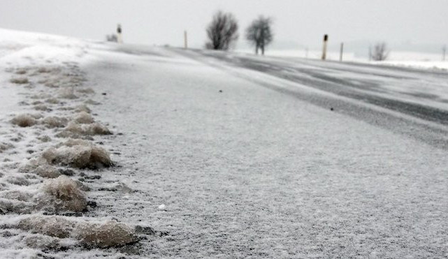 Nízké teploty, mrholení a déšť přinesou na jih Čech ledovku, silničáři jsou již v pohotovosti