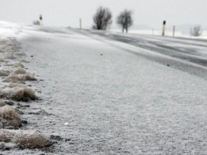 Nízké teploty, mrholení a déšť přinesou na jih Čech ledovku, silničáři jsou již v pohotovosti