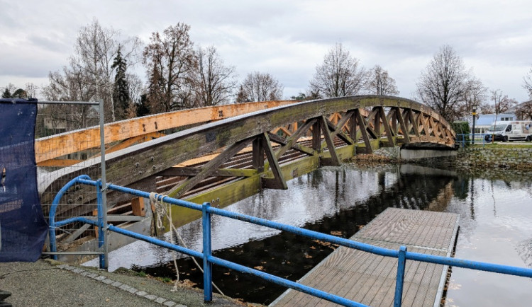 Práce na pontonovém mostu přes slepé rameno začnou v pondělí, v provozu bude od 20. prosince