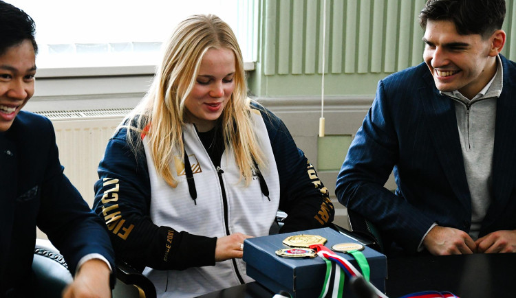 Atleti, mma zápasnice, karatistka i držitelé oscara. Hejtman kuba ocenil úspěšné studenty