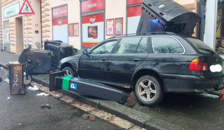 Opilý muž bez řidičského oprávnění havaroval v centru Tábora. Zkoušel jsem driftovat, přiznal se