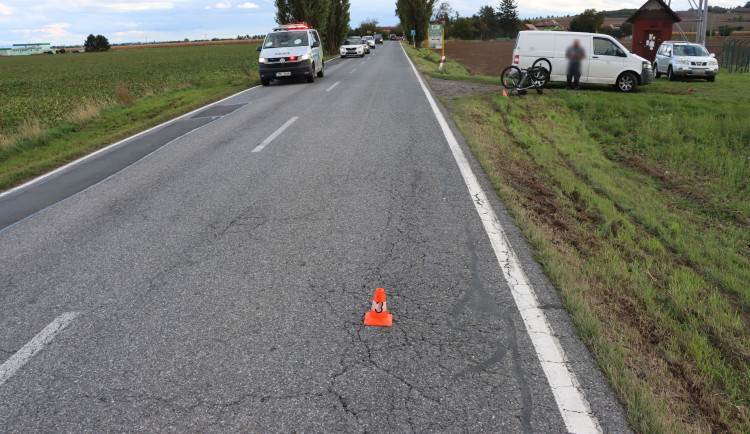 Mezi Loučany a Drahanovicemi volkswagen srazil cyklistu, který se zranil. Policie hledá svědky