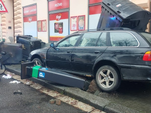 Opilý muž bez řidičského oprávnění havaroval v centru Tábora. Zkoušel jsem driftovat, přiznal se