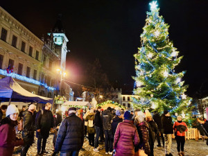 Vánoční strom na náměstí v Prachaticích.
