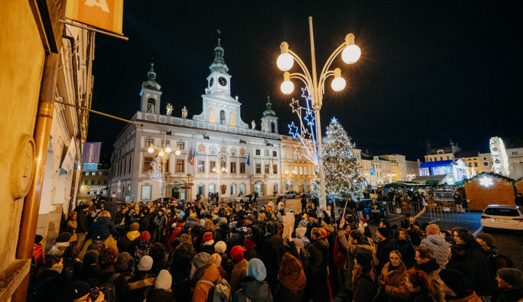 Dům umění nedáme, skandovali na náměstí v Budějovicích stovky lidí