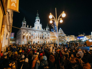 Dům umění nedáme, skandovali na náměstí v Budějovicích stovky lidí