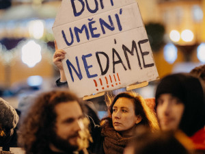 Dům umění nedáme, skandovali na náměstí v Budějovicích stovky lidí