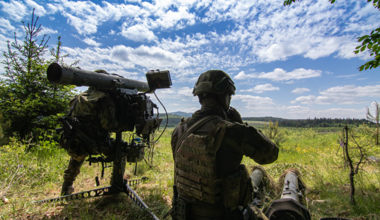 Platy vojáků od ledna vzrostou o 1500 korun, nařízení schválila vláda