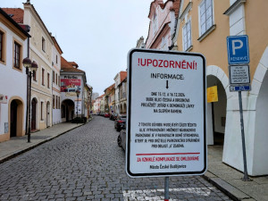 Obří jeřáb sundá lávku na Sokolák. Dočasně ji nahradí pontonový most