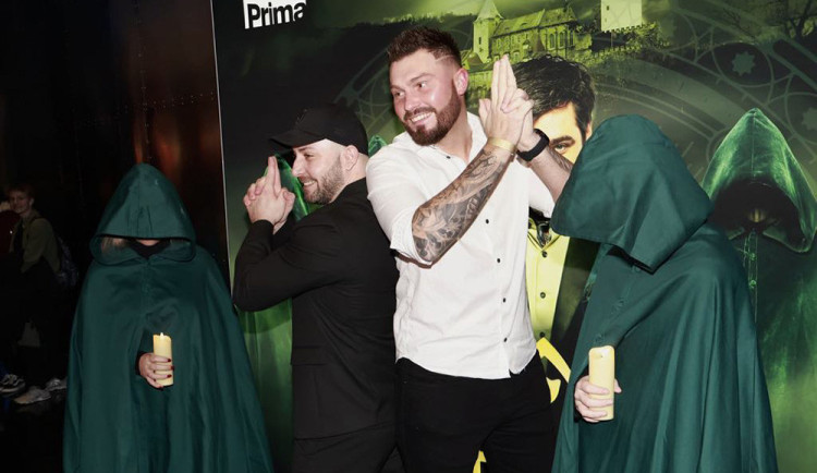 Martin Růžička (vpravo) na snímku z finálového promítání v pražském multikině, na fotce pózuje s dalším policistou Martinem "Obinnem" Obdržálkem