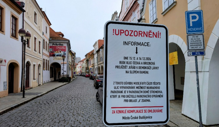 Obří jeřáb sundá lávku na Sokolák. Tu dočasně nahradí pontonový most