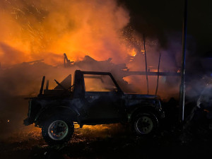 Ve Volarech zasahuje sedm cisteren. Požár kůlny odpálil několik tlakových lahví a zničil auto