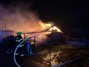 Ve Volarech zasahuje sedm cisteren. Požár kůlny odpálil několik tlakových lahví a zničil auto