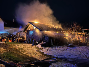 Ve Volarech zasahuje sedm cisteren. Požár kůlny odpálil několik tlakových lahví a zničil auto