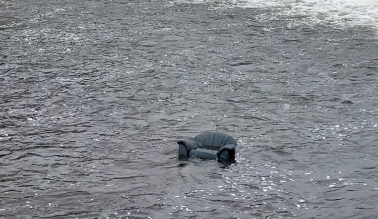 Postel přistála na stromě a křeslo plavalo v řece. U strakonické ubytovny se někdo zbavoval nábytku opravdu nevšedním způsobem