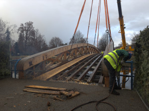Demontáž lávky na Sokolák začala, pontonový most ji nahradí koncem příštího týdne