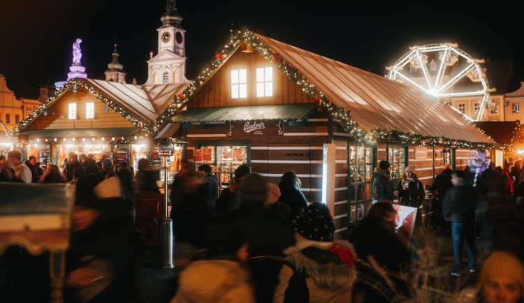 Adventní stánek Budvaru opět září na budějckých vánočních trzích