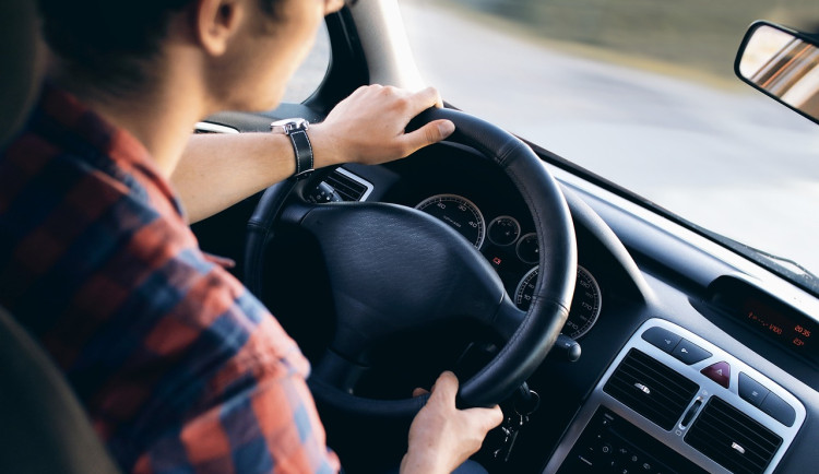 Drogy za volant nepatří ani o Vánocích. Po víkendech a vánočních večírcích jsou kanalizace plné drog