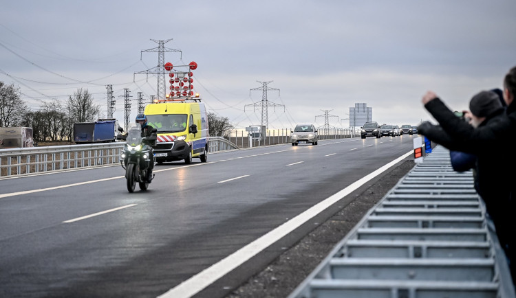 Řidičům ode dneška slouží nový úsek dálnice D4 mezi Příbramí a Pískem