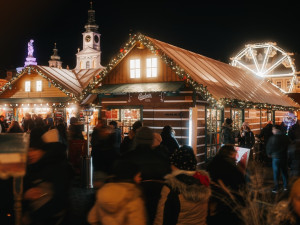 Adventní stánek Budvaru opět září na budějckých vánočních trzích