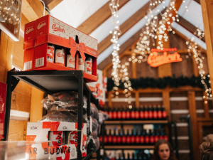 Adventní stánek Budvaru opět září na budějckých vánočních trzích