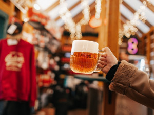 Adventní stánek Budvaru opět září na budějckých vánočních trzích