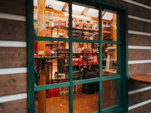 Adventní stánek Budvaru opět září na budějckých vánočních trzích