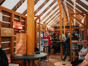 Adventní stánek Budvaru opět září na budějckých vánočních trzích