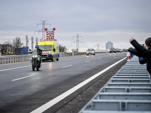 Řidičům ode dneška slouží nový úsek dálnice D4 mezi Příbramí a Pískem