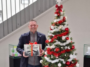 Nové vedení továrny na razítka přeje veselé Vánoce