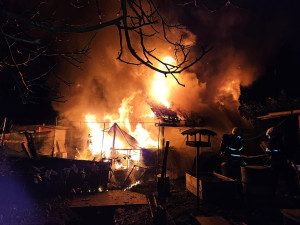 Zahradní kůlnu v Týně nad Vltavou pohltily plameny, u požáru asistovali i hasiči z JE Temelín