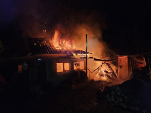 Zahradní kůlnu v Týně nad Vltavou pohltily plameny, u požáru asistovali i hasiči z JE Temelín