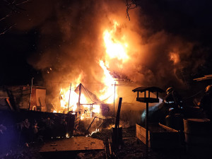 Zahradní kůlnu v Týně nad Vltavou pohltily plameny, u požáru asistovali i hasiči z JE Temelín