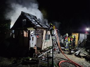 Zahradní kůlnu v Týně nad Vltavou pohltily plameny, u požáru asistovali i hasiči z JE Temelín