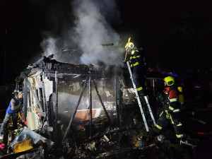 Zahradní kůlnu v Týně nad Vltavou pohltily plameny, u požáru asistovali i hasiči z JE Temelín