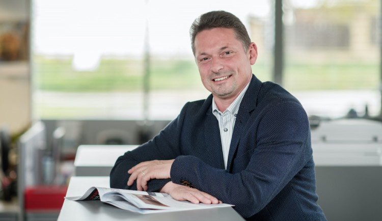 Nové vedení továrny na razítka přeje veselé Vánoce