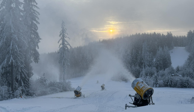 Skiareál na Lipně zahájí sezonu v pátek, Hochficht otevřel další sjezdovky
