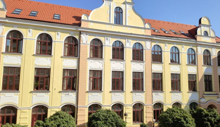 Jírovcovka je víc než jen škola