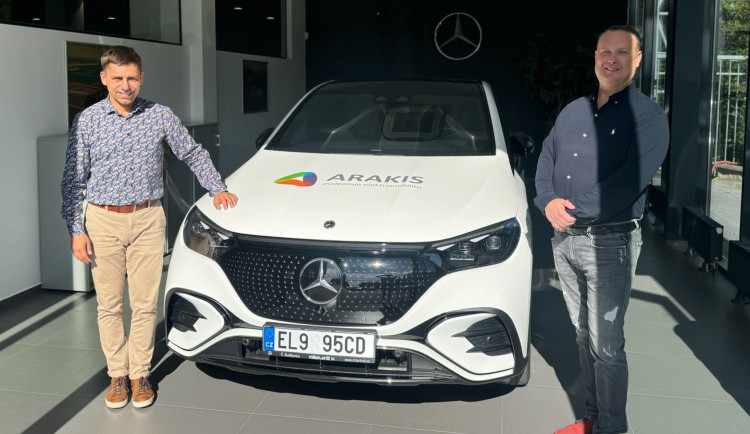Josef Rozvoral z Arakis testoval Mercedes-Benz EQE: Teslu nechal stát v koutě