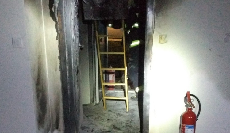 Nešťastné Vánoce v Mohelnici. Při požáru vánočního stromku se jedna osoba popálila, škoda je půl milionu