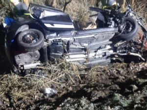 Nehoda dvou aut uzavřela silnici u Sepekova. Tři lidé se zranili