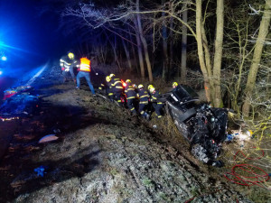 Nehoda dvou aut uzavřela silnici u Sepekova. Tři lidé se zranili