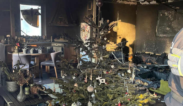 Nechali zapálené svíčky na adventním věnci a odešli. Hasiči zasahovali u požáru domu