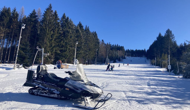 size4-17343684139706-152-lyzovani-na-vysocine-zahajeno-desitky-lidi-dnes-testovaly-sjezdovku-na-cerinku