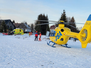 Otevřená zlomenina, bolest na hrudi nebo pád běžkaře. Ideální zimní podmínky lákají na Šumavu tisíce turistů a zaměstnávají Horskou službu