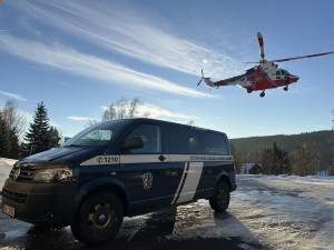 Otevřená zlomenina, bolest na hrudi nebo pád běžkaře. Ideální zimní podmínky lákají na Šumavu tisíce turistů a zaměstnávají Horskou službu