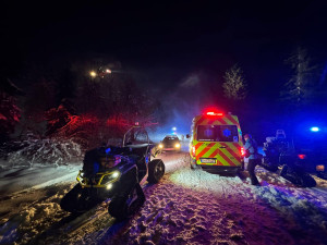 Otevřená zlomenina, bolest na hrudi nebo pád běžkaře. Ideální zimní podmínky lákají na Šumavu tisíce turistů a zaměstnávají Horskou službu